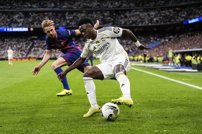 Vinicius Junior y Frenkie de Jong, Real Madrid - FC Barcelona