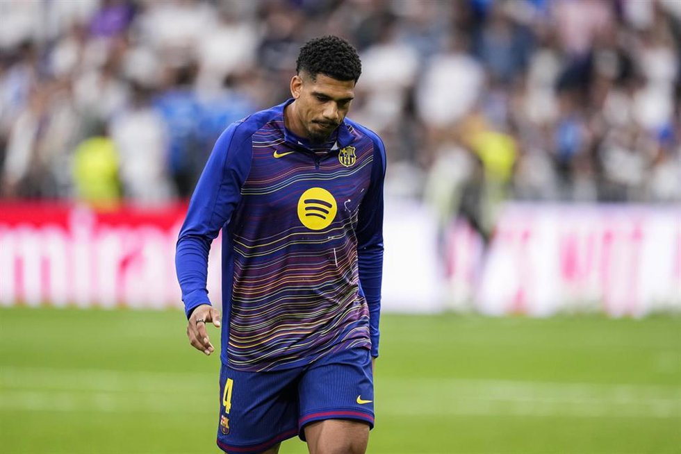 El jugador del FC Barcelona Ronald Araujo calentando en el Santiago Bernabéu.
