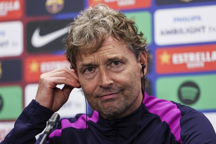 Marcus Sorg, assistente técnico do FC Barcelona, participa de sua coletiva de imprensa durante o dia de treinamento do FC Barcelona antes da partida de futebol contra o Real Madrid pela Liga Espanhola, La Liga EA Sports, na Ciudad Esportiva Joan Gamper, e