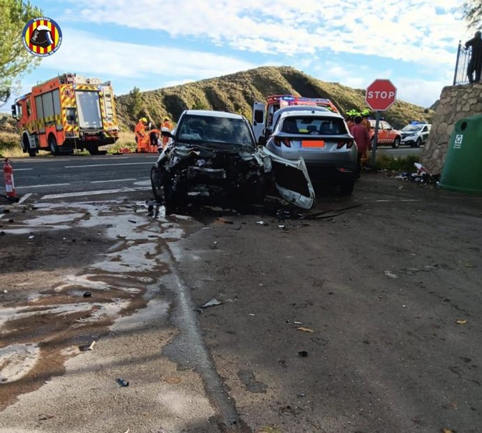 Bomberos actúan en un accidente con tres vehículos implicados en la N-330 en Jalance