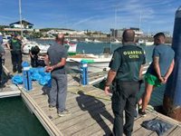 La Guardia Civil incauta dos embarcaciones con catorce sacos de hachís en Barbate (Cádiz)