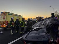 Un hombre de 61 años, herido grave tras salirse de la vía y volcar su vehículo en la A-4