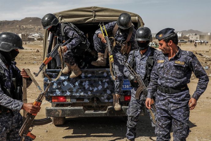 Archivo - Arquivo - 29 de janeiro de 2024, Iêmen, Sanaa: Soldados da milícia Houthi, apoiada pelo Irã, participam de uma manifestação contra os EUA e Israel, em meio às crescentes tensões entre os EUA e os Houthis após as várias operações destes últimos n