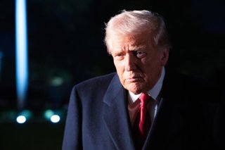 24 October 2025, US, Washington: US President Donald Trump gestures with his hand as he speaks to the media ahead of boarding Marine One on the South Lawn of the White House en route to Malaysia. Photo: Andrew Leyden/ZUMA Press Wire/dpa