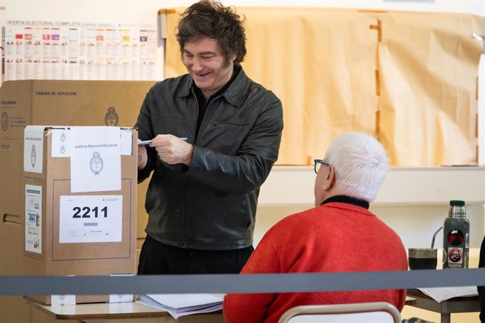 26 de outubro de 2025, Buenos Aires, Buenos Aires, Argentina: O presidente Javier Milei vota na Universidade Tecnológica Argentina durante as eleições de meio de mandato da Argentina, nas quais deputados e senadores que farão parte do Congresso Nacional s