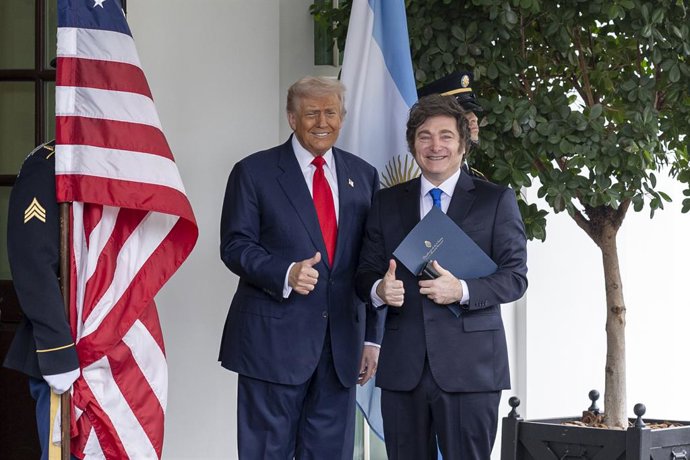 14 de outubro de 2025, Washington, Distrito de Columbia, Estados Unidos: O presidente dos Estados Unidos, Donald Trump, cumprimenta o presidente da Argentina, Javier Milei, ao chegar à Ala Oeste da Casa Branca para um almoço de trabalho em 14 de outubro d