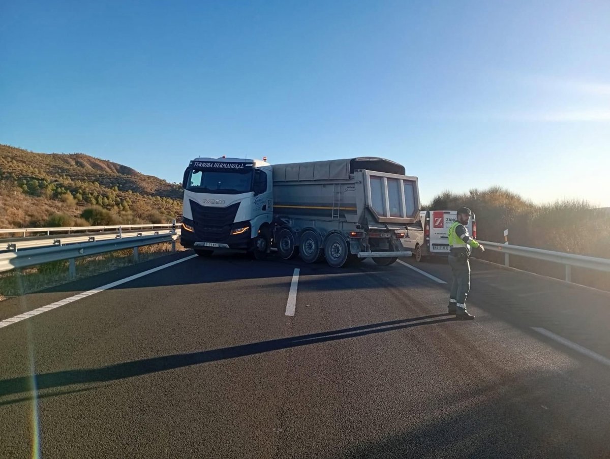 La rotura de la transmisión de un camión articulado provoca el corte en la AP-68 a la altura de Ausejo