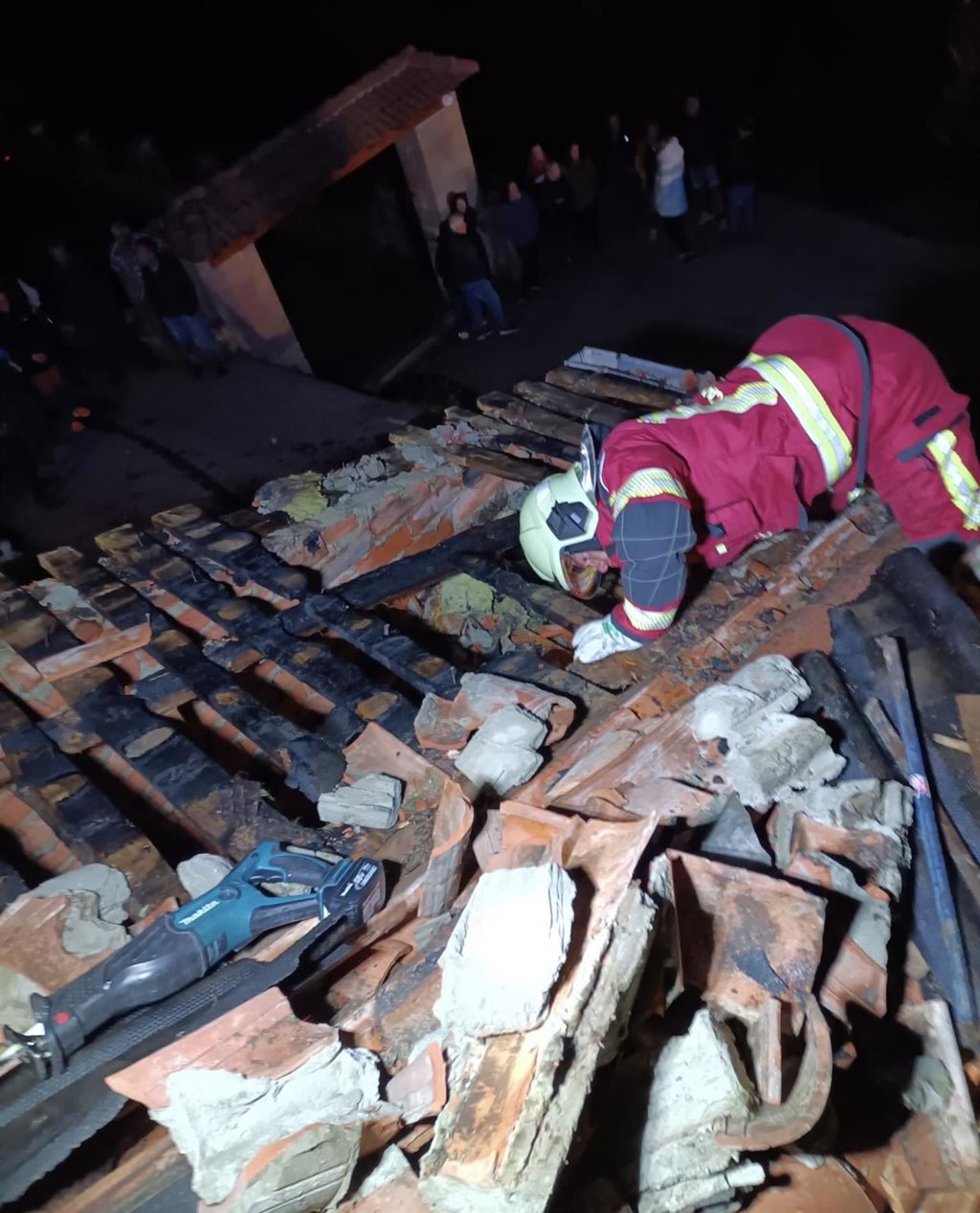 Efectivos del 112 en el tejado del inmueble de Linares, en Peñarrubia, donde se produjo el incendio