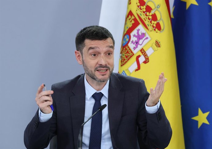 O Ministro da Cultura, Pablo Bustinduy, durante uma conferência de imprensa após a reunião do Conselho de Ministros, no Palácio Moncloa, em 21 de outubro de 2025, em Madri (Espanha). O Conselho de Ministros aprovou hoje o decreto-lei que concede