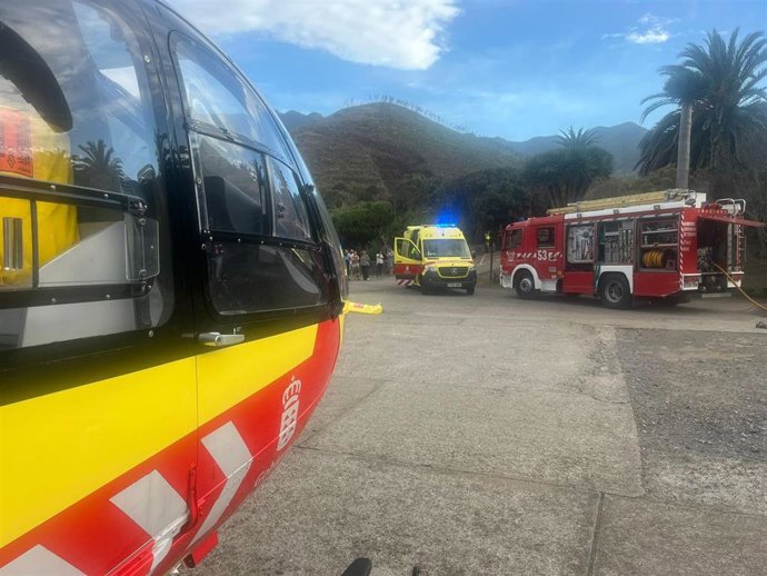 Ambulancia y helicóptero del SUC, junto a bomberos de Tenerife, durante la intervención del accidente
