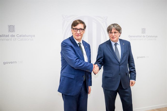 Archivo - El presidente de la Generalitat, Salvador Illa (i), saluda al presidente de Junts per Catalunya, Carles Puigdemont (d), durante una reunión, a 2 de agosto de 2025, en Bruselas (Bélgica).