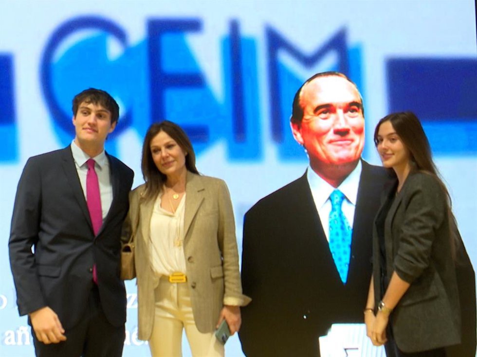 Nuria González y sus hijos Iván y Alma, en el homenaje del CEIM a Fernando Fernández Tapias en el segundo aniversario de su muerte