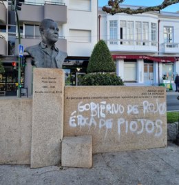 El gobierno local de Arzúa (A Coruña) condena el acto vandálico contra la escultura de Juan Vidal, alcalde fusilado por el Franquismo