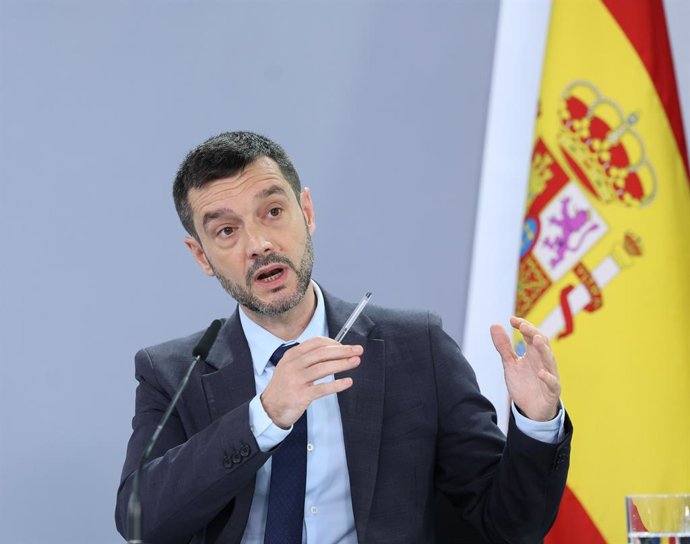 O Ministro dos Direitos Sociais, Assuntos do Consumidor e Agenda 2030, Pablo Bustinduy, durante uma coletiva de imprensa após a reunião do Conselho de Ministros, no Palácio Moncloa, em 21 de outubro de 2025, em Madri (Espanha). O Conselho de Ministros apr