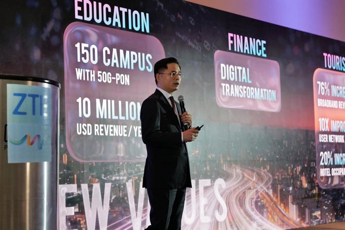 Xiao Ming, President of ZTE Overseas, delivered an opening speech