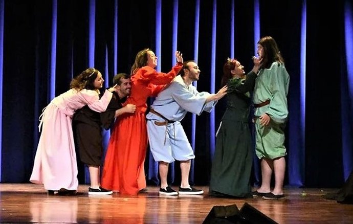 Archivo - El Grupo Teatro Crítico Universal (TECU) de la UR con 'La ternura'