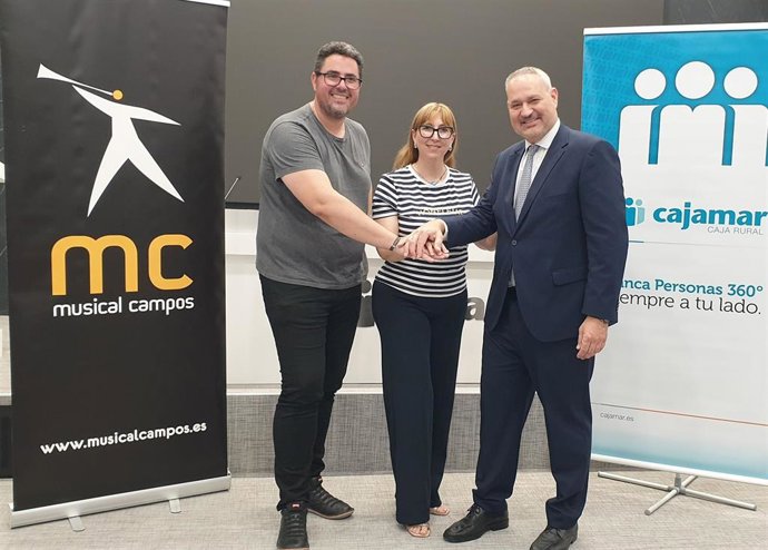 Javier Campos (Musical Campos), Daniela González (FSMCV) y Jesús García (Grupo Cajamar), durante la firma del acuerdo.