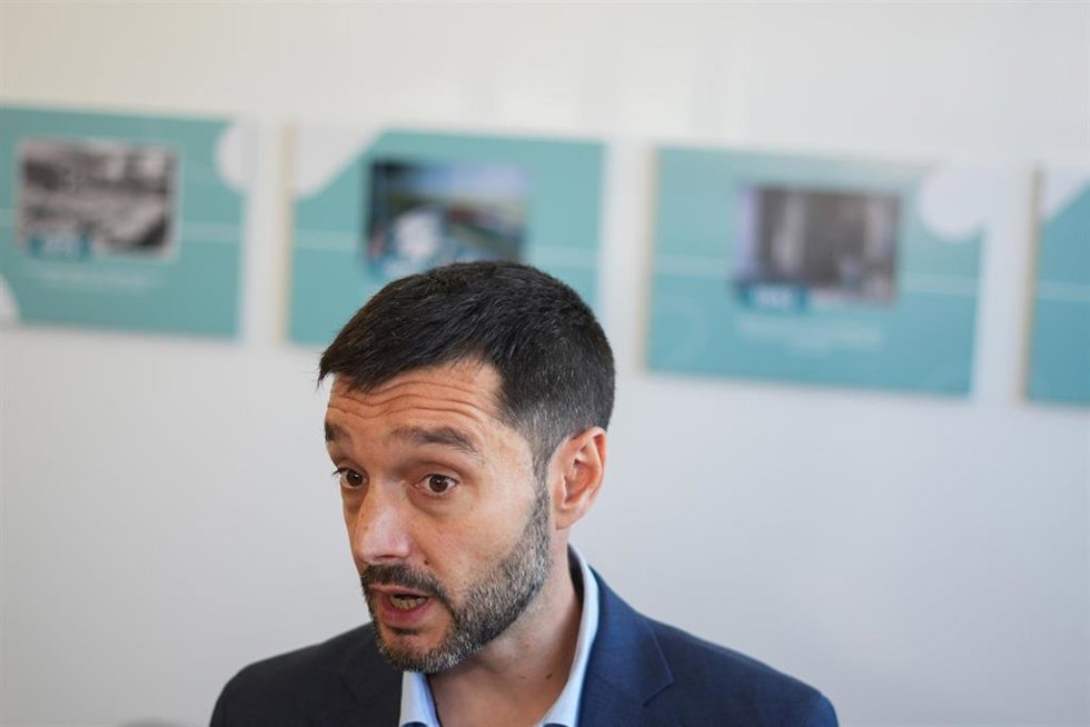 El ministro de Derechos Sociales, Consumo y Agenda 2030, Pablo Bustinduy, atiende a los medios de comunicación, a 24 de octubre de 2025, en Sedaví, Valencia, Comunidad Valenciana (España).