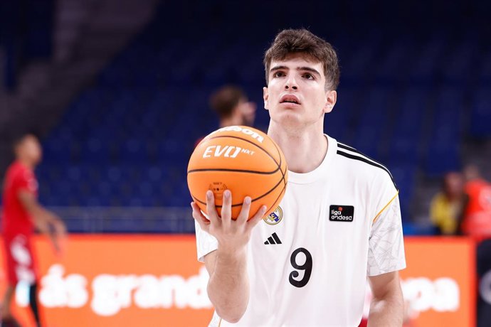 Archivo - Hugo Gonzalez Pena of Real Madrid warms up during the Spanish League, Liga ACB Endesa, basketball match played between Real Madrid and Casademont Zaragoza at WiZink Center on October 6, 2024 in Madrid, Spain.