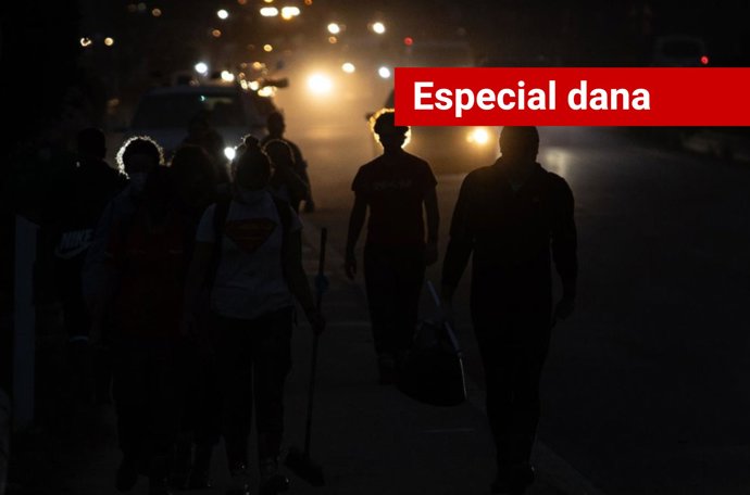 Voluntarios vuelven a sus casas tras ayudar a limpiar los estragos ocasionados por la DANA, a 4 de noviembre de 2024, en Benetússer, Valencia. 