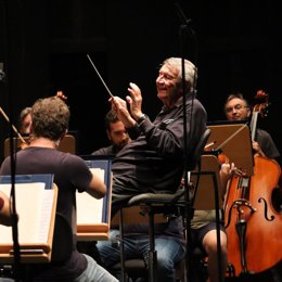 El director honorario de la ROSS Michel Plasson dirige a la Sinfónica.