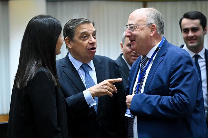 Archivo - El ministro de Agricultura y Pesca, Luis Planas, junto a sus homólogos europeos en una reunión en Bruselas.