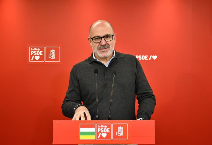 El diputado regional del PSOE, Miguel González de Legarra, en comparecencia de prensa