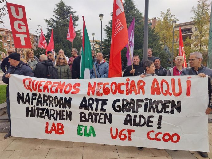 Concentración de sindicatos para reclamar la negociación del convenio de artes gráficas de Navarra.