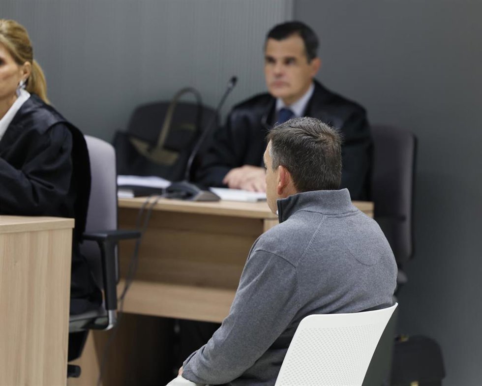 El hombre acusado de matar a su mujer durante la primera jornada del juicio, a 20 de octubre de 2025, en Logroño