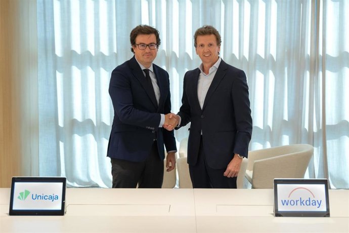 El director general de Personas, Organización y Legal de Unicaja, Juan Medina, y Adolfo Pellicer, VP & country manager, Iberia, Workday