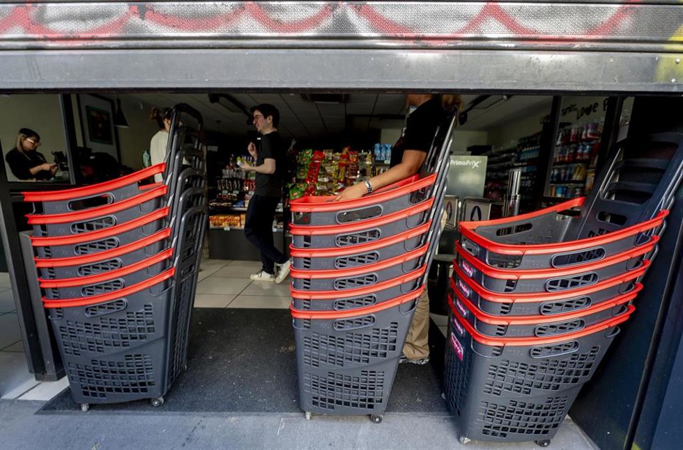 Archivo - Un supermercado cerrado tras el apagón eléctrico