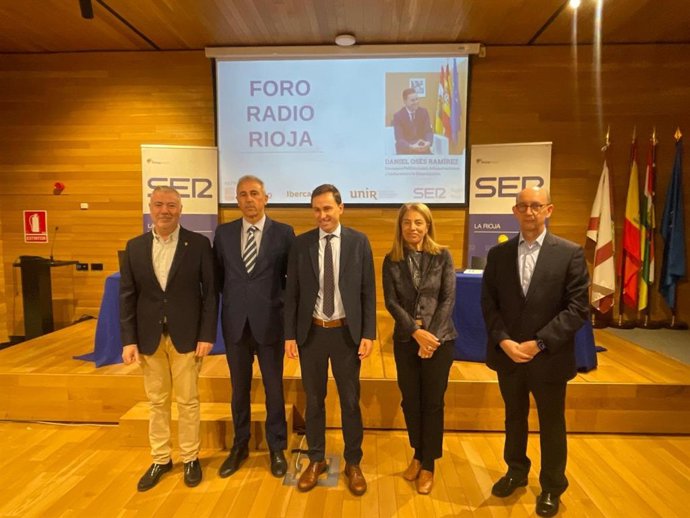 El Foro Radio Rioja, patrocinado por el Ayuntamiento de Logroño, Ibercaja y la Universidad Internacional de La Rioja (UNIR), con el consejero Política Local, Infraestructuras y Lucha contra la Despoblación, Daniel Osés