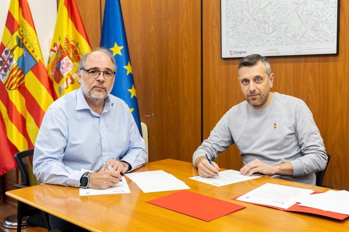 El consejero municipal de Participación Ciudadana y Régimen Interior, Alfonso Mendoza, y el presidente de la FABZ, Arturo Sancho, firman el convenio de colaboración