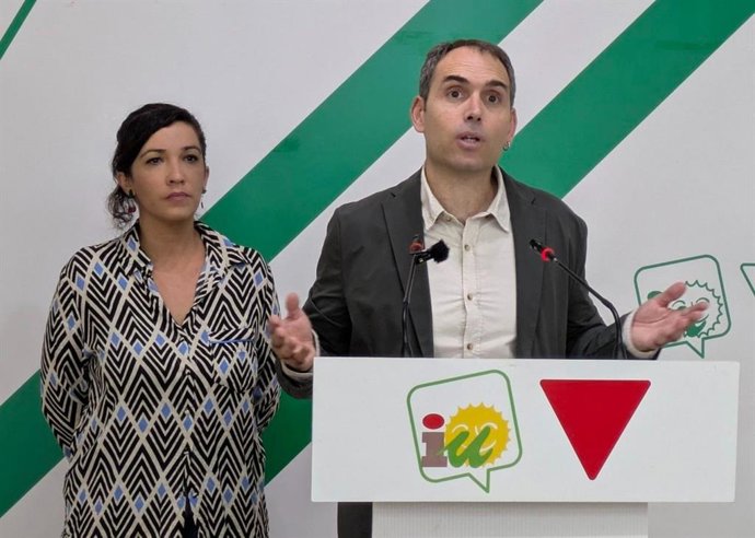 El coordinador regional de Izquierda Unida Andalucía, Toni Valero, junto a la coordinadora provincial en Málaga, Toni Morillas.