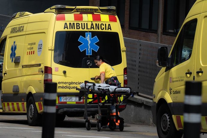Archivo - Unos sanitarios trabajan en una ambulancia, a 16 de julio de 2024, en Barcelona, Catalunya (España).
