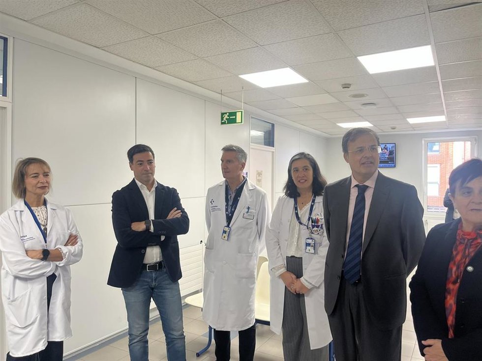 El lehendakari, Imanol Pradales,  y el consejero de Salud, Alberto Martínez, durante la visita al ambulatorio de Indautxu en Bilbao