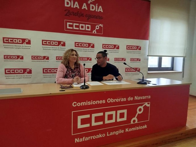 El presidente del comité de empresa de Glovo en Pamplona, Pablo Díaz, y la secretaria general de la Federación de Servicios a la Ciudadanía de CCOO Navarra, Lucía Sesma