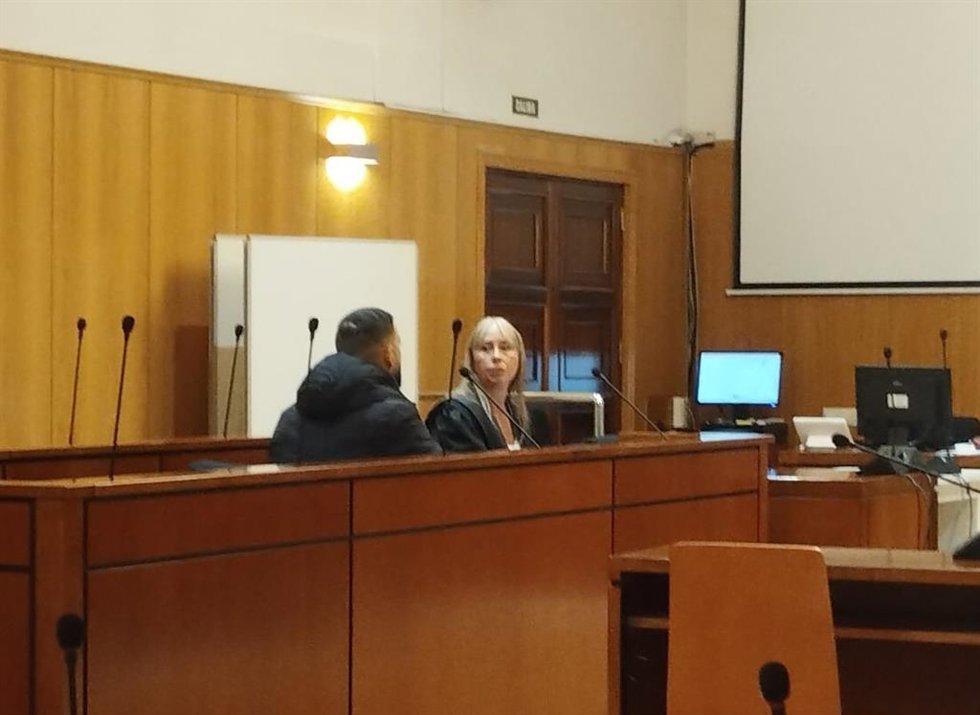 El acusado ocupa el banquillo junto a su letrada defensora.
