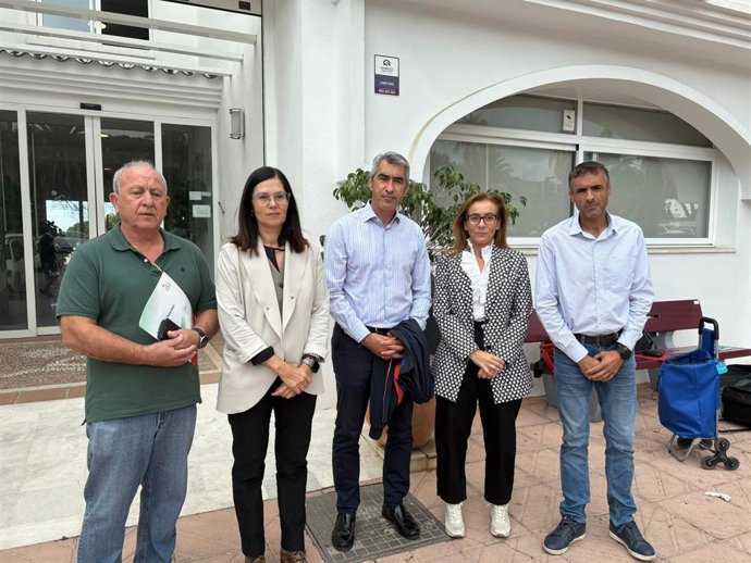 El portavoz del PSOE en la Mancomunidad de Municipios de la Costa del Sol, Víctor Navas, junto a la diputada nacional, Isabel Pérez.