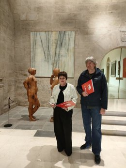 Los diputaodos de IU en el Parlamento riojano, Henar Moreno y Carlos Ollero, en la presentación de la enmienda a la totalidad de los preupuestos de 2026