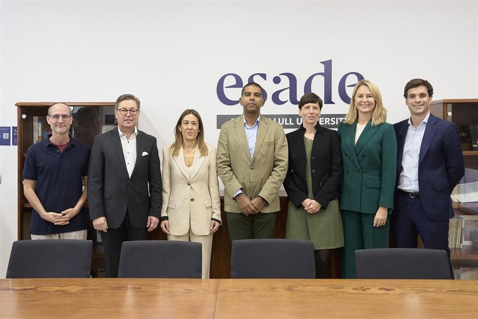 (I-D) Pau Vidal Sas (Jesutes Y Esade), Wilfried Uhr (Bertelsmann Stiftung), Nora Sarasola (Fundación Bancaria BBK), Daniel Traa (Esade), Gesa Bent (Bosch Stiftung), Lisa Hehenberger (Esade Center For Social Impact), Arturo Benito (Impact Bridge).