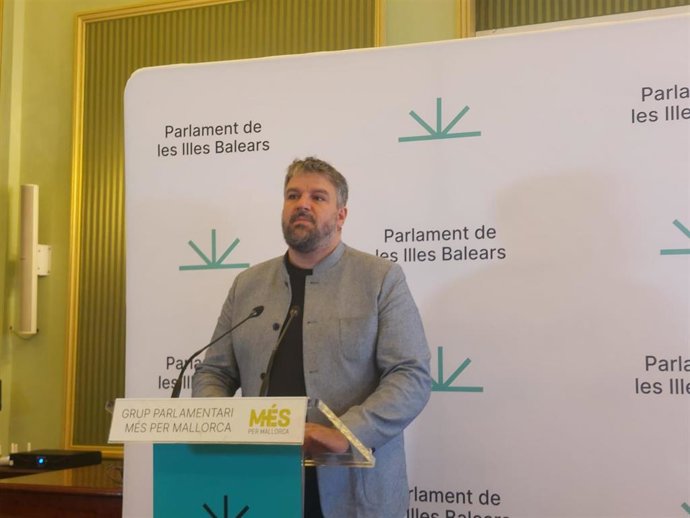 El portavoz parlamentario de MÉS, Lluís Apesteguia, en rueda de prensa