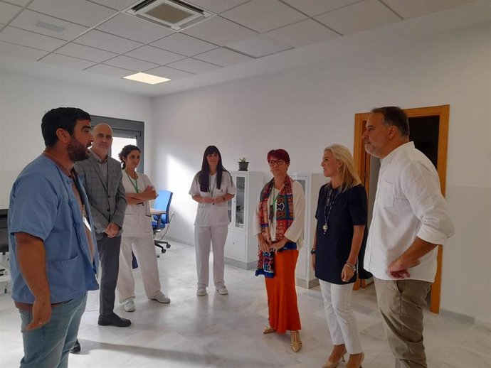 La delegada territorial de Salud y Consumo en la provincia de Cádiz, Eva Pajares, en una visita al centro de salud de Trebujena (Cádiz)