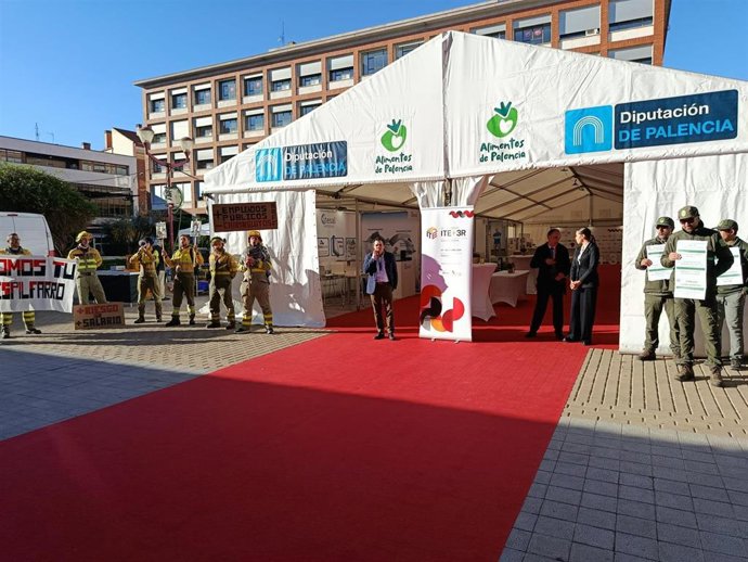 Protesta de Bomberos Forestales y Agentes Medioambientales ante el Centro Cultural Provincial .