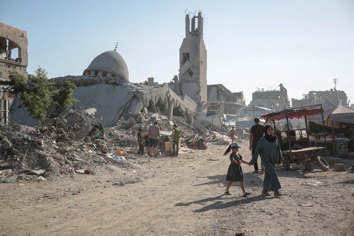 Palestinos entre edifícios destruídos em Jabalia como resultado da ofensiva militar de Israel contra a Faixa de Gaza após os ataques de 7 de outubro de 2023 (arquivo)