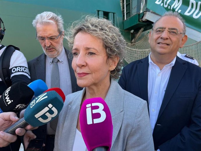 La secretaria de Estado de Seguridad, Aina Calvo, atiende a los medios de comunicación este lunes en Palma.