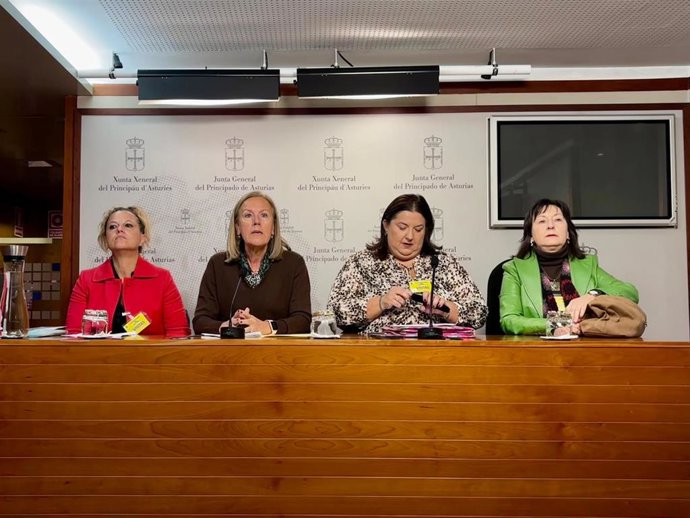 La Diputada Regional Del Partido Popular Y Portavoz De Sanidad, Pilar Fernández Pardo, Junto A La Representante De La Asociación Por Los Derechos De Personas Con Autismo (ADPA), Ana Bella; La De Autismoastur, Noemí Zapico; Y Julia María Rendelles.