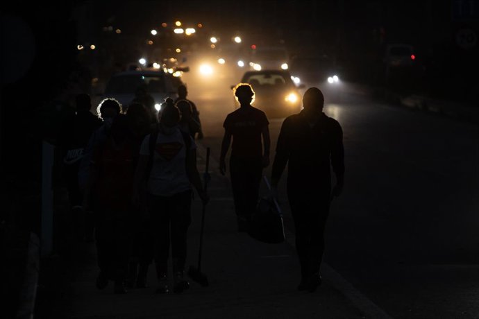 Archivo - Arxiu - Voluntaris tornen a les seues cases després d'ajudar a netejar els estralls ocasionats per la DANA, a 4 de novembre del 2024, a Benetússer, València. ARXIU. 
