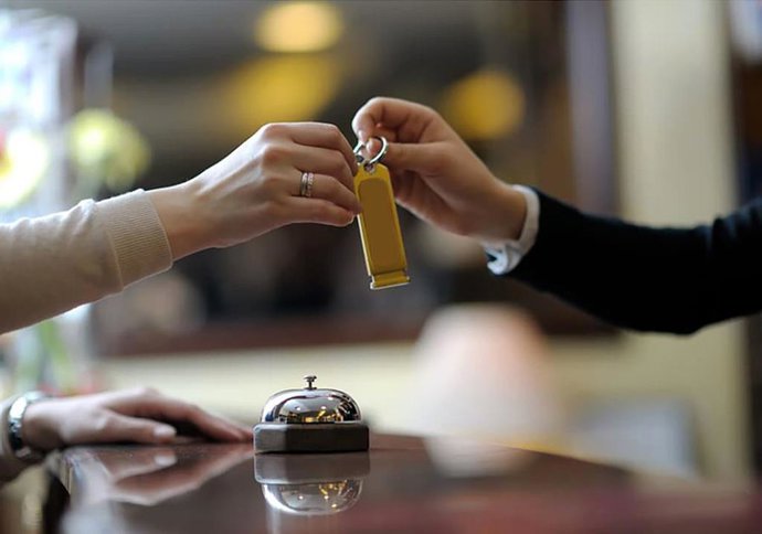 Archivo - Imagen de un trabajador en un hotel.