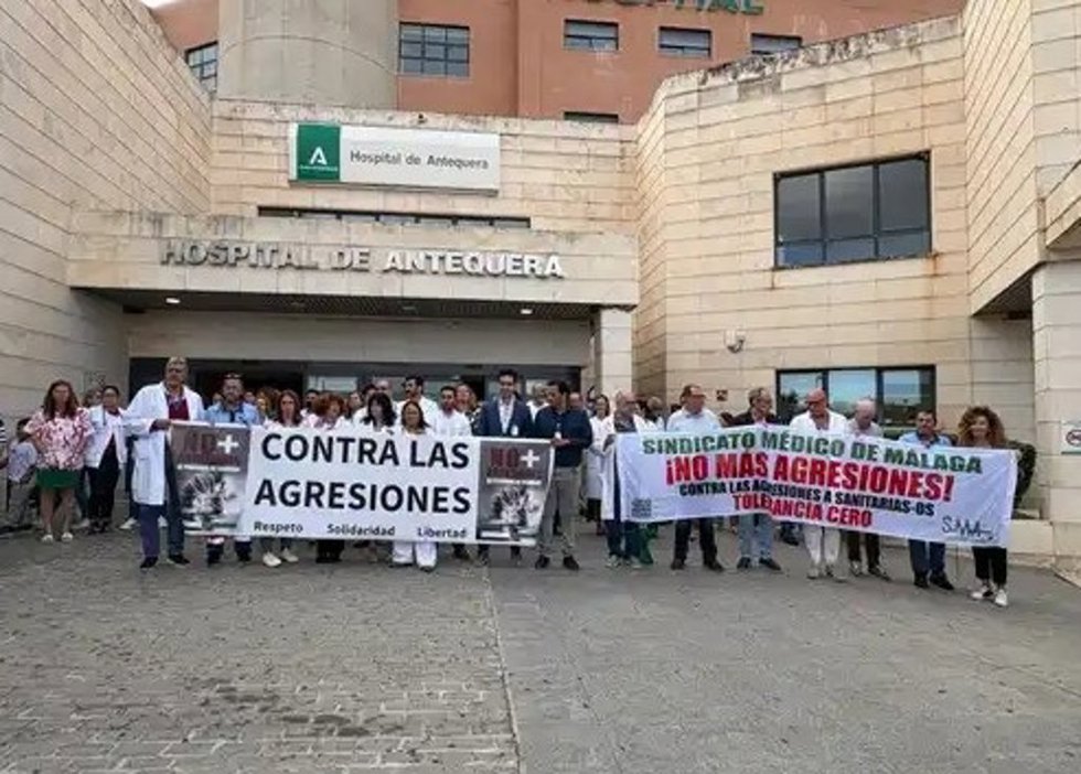 Concentración en el Hospital de Antequera tras una agresión a una médica
